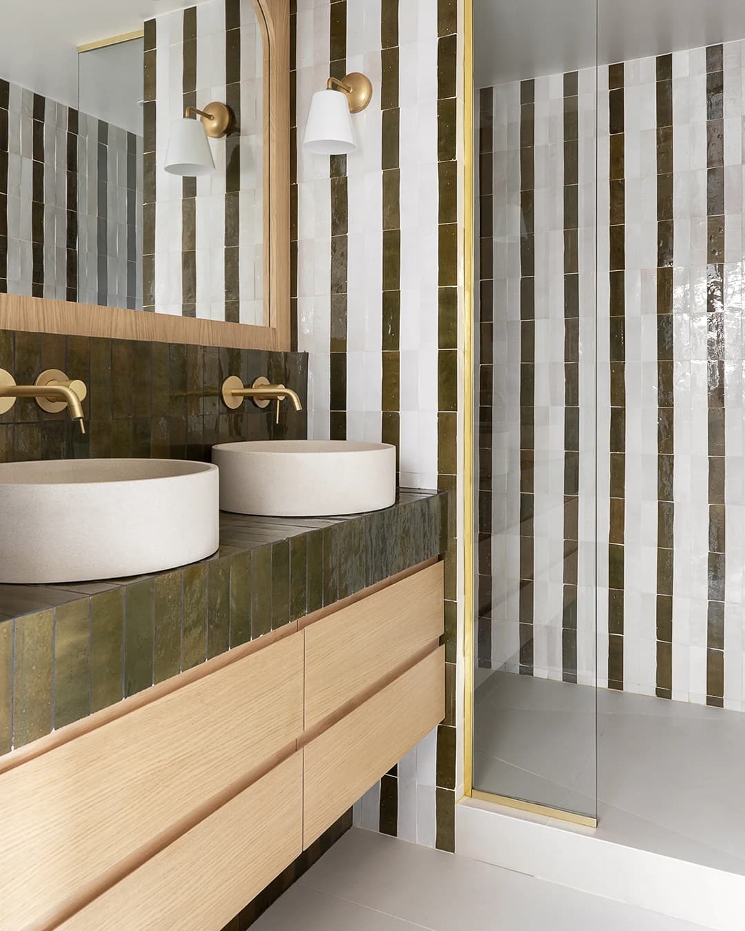 Bathroom in rectangular green and white Zellige.