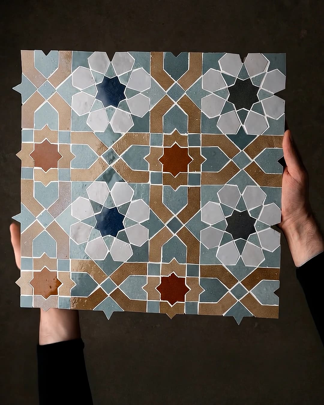 Pre-positioned Zellige panel with a traditional oriental pattern, easy to install.