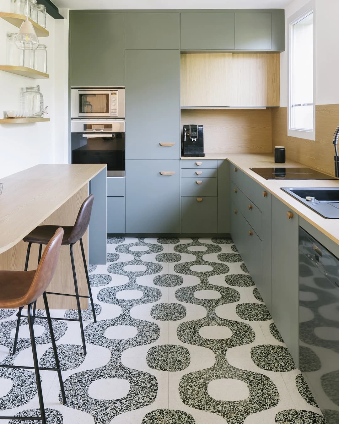 Kitchen floor in Terrazzo with a vintage pattern.