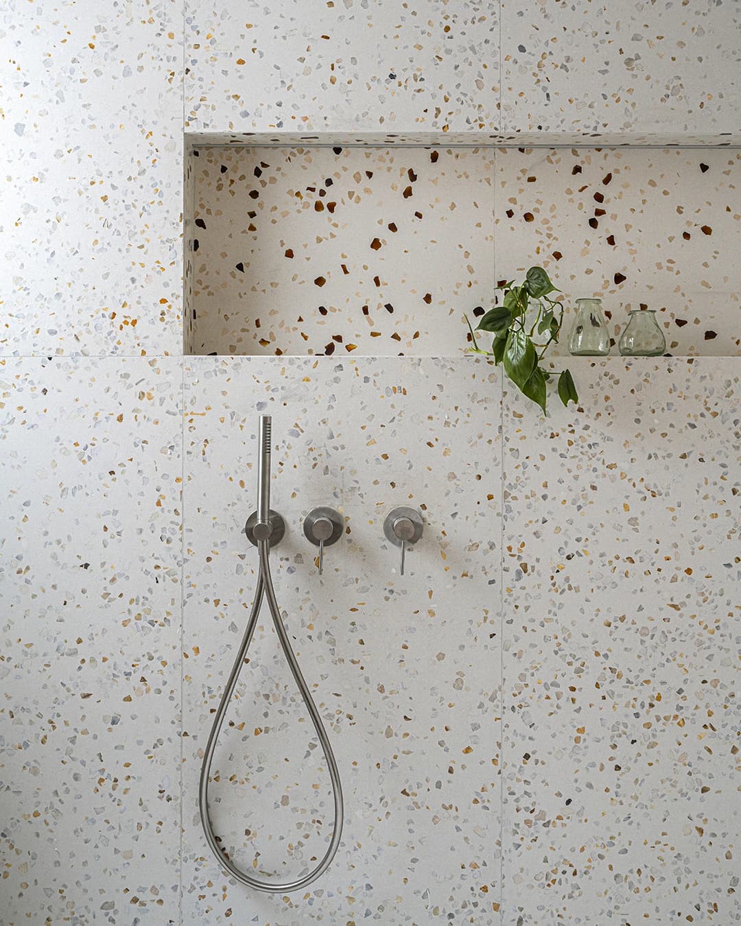 Shower and bathroom wall in white Terrazzo