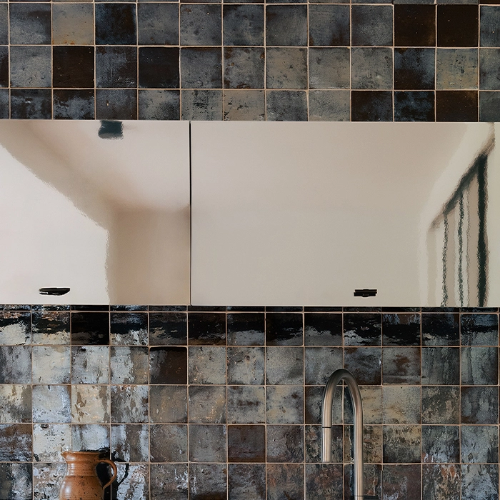 brown-zellige-tiles-metallic-reflection-kitchen-splashback-wall